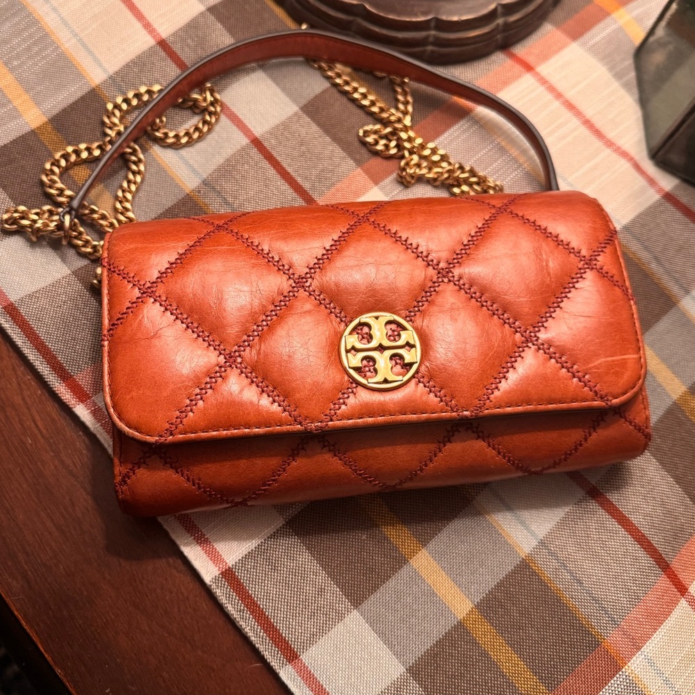 New Tory Burch WILLA GLAZED CHAIN WALLET DARK WHISKEY